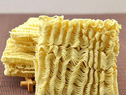 Piccola linea di produzione di noodle istantanei testata con successo